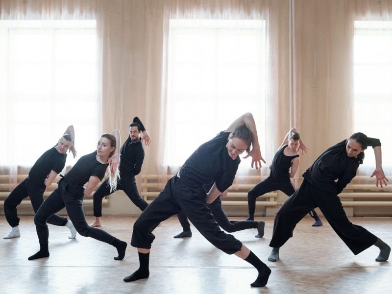 A Photo of contemporary dance classes https://competes.tv/wp-content/uploads/2023/09/contemporary-dance-classes-enhancing-technique-and-artistry-dance-styles-choreographic-approaches-artistic-voices-talented-dancers-renowned-dance-companies-contemporary-dance-community-Contemporary-Dance-Classes-e2a2f3b6.jpg